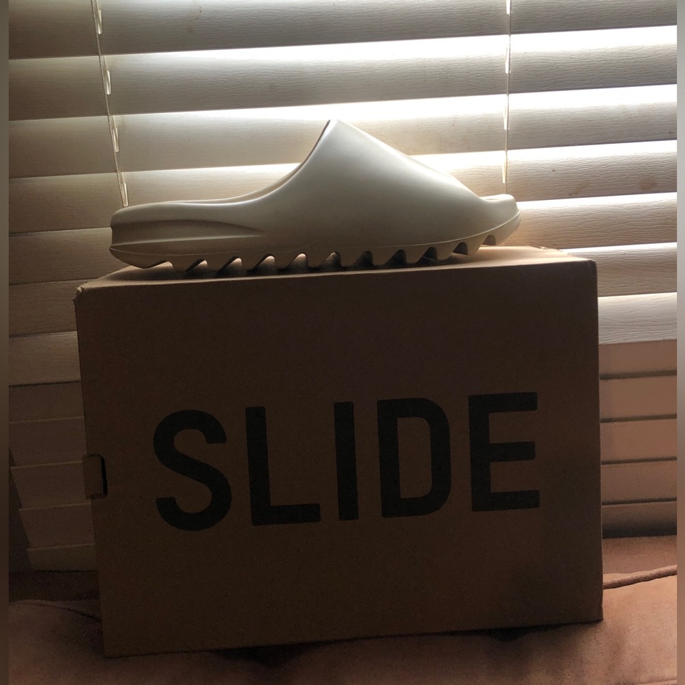 YEEZY SLIDE “BONE”
